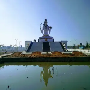 यहां एक शिव मंदिर है, जिसमें 400 साल पुरानी मूर्ति स्थापित है। 