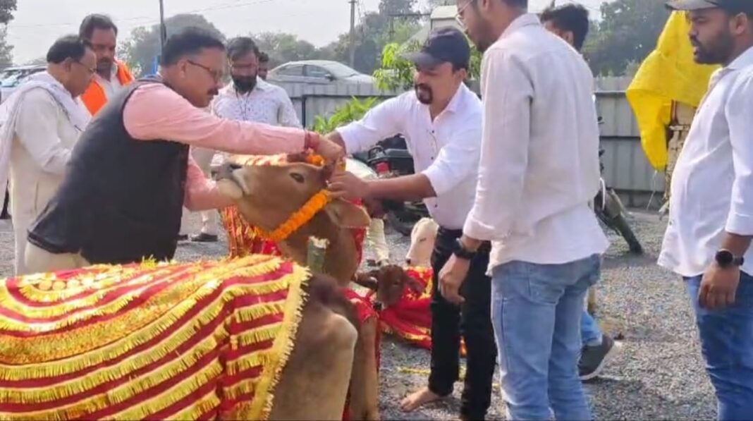 गौ आश्रम में धूमधाम से हुई पूजा