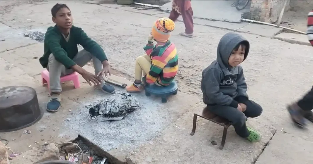 कब्जाधारी परिवारों की महिलाएं और बच्चे अतिक्रमण हटाने की इस कार्रवाई में तड़पते हुए